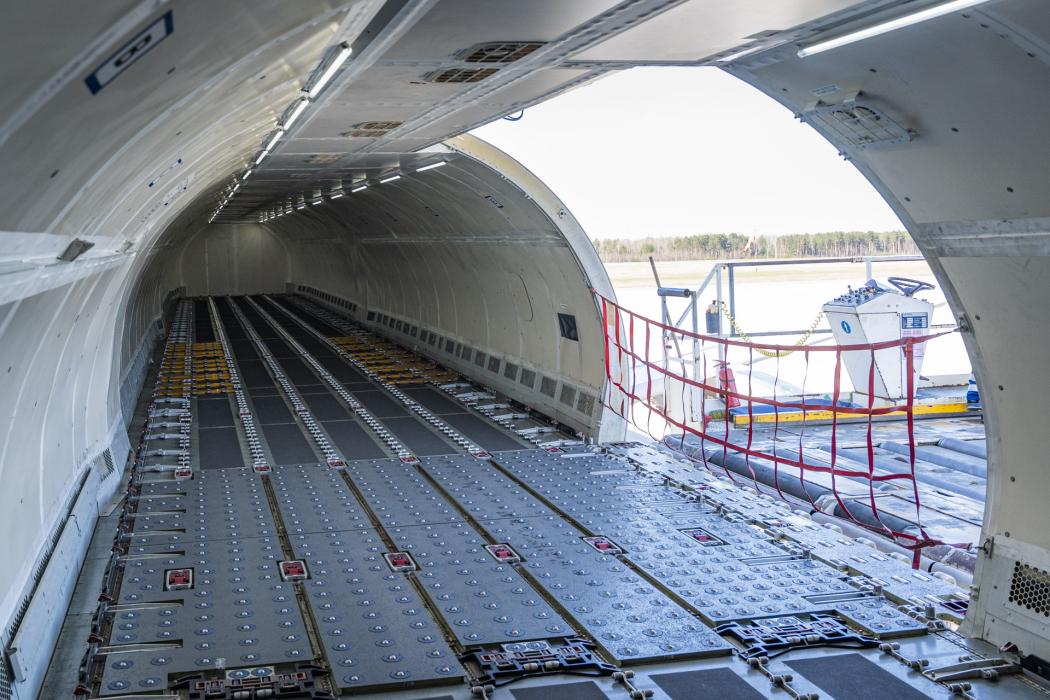 Wnętrze samolotu cargo. 