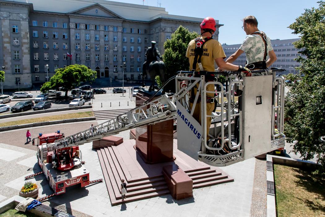 Żołnierze i pracownicy urzędu ćwiczą ewakuację. 