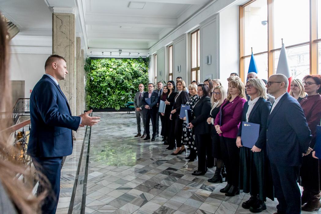 Beneficjenci odbierają listy gratulacyjne. 