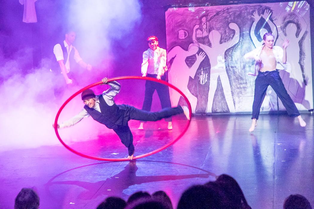 Spektakl na scenie teatralnej. 