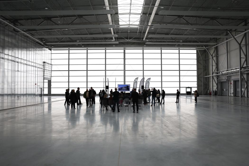 Uroczystość w hangarze H4 na lotnisku. 