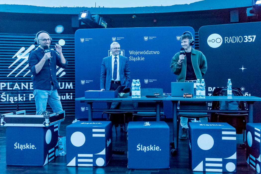Studio radiowe wraz z publicznością w Planetarium Śląskim. 