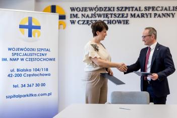 Dyrektor szpitala Beata Pochodnia. oraz  wicemarszałek Grzegorz Boski, podpisują umowę. 