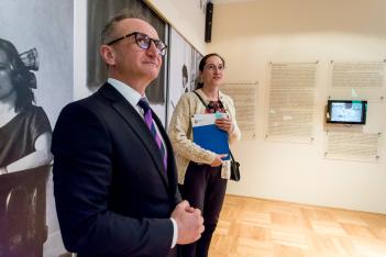 Uczestnicy uroczystości odbierają umowy. 
