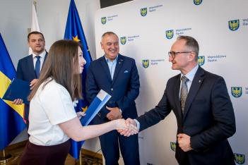 Uroczystość wręczenia umów. 