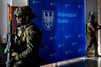 Pracownicy i przedstawiciele służb mundurowych podczas ćwiczeń. 