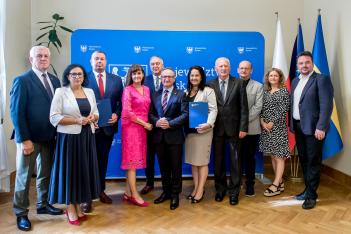 Uroczystość przekazana listów gratulacyjnych. 