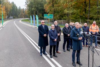 Konferencja prasowa przy DW 408. 