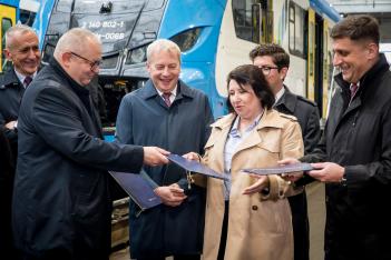 Uczestnicy konferencji prasowej dot. podpisania listu intencyjnego w sprawie przekwalifikowania górników na kolejarzy. 