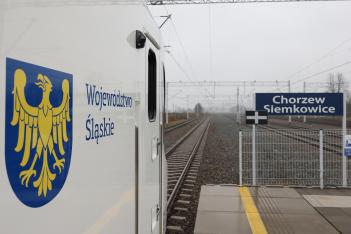Przejazd składu Kolei Śląskich. 