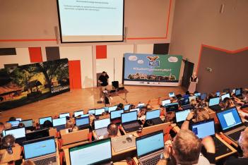 1.	Uczestnicy szkolenia z zakresu sztucznej inteligencji dla przedstawicieli samorządów i ekodoradców Województwa Śląskiego podczas warsztatów z wykorzystaniem laptopów w sali konferencyjnej. 