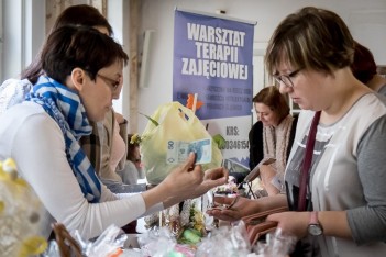 Niepełnosprawni o zręcznych rękach