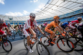 Start honorowy III etapu 75. Tour de Pologne na Stadionie Śląskim
