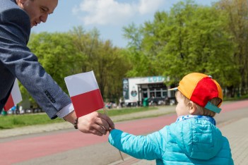Dzień Flagi Rzeczypospolitej Polskiej  - biało-czerwone flagi w Parku Śląskim