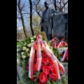  Kwiaty pod pomnikiem Wojciecha Korfantego w Warszawie 