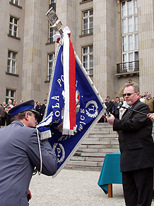  Sztandar Szkoły Policji w Katowicach przekazał wiceminister Spraw Wewnętrznych i Administracji Andrzej Brachmański. 