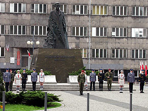  Zmiana warty pod pomnikiem Wojciecha Korfantego 