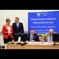  Podpisanie umowy w sprawie przekazania środków dla ŚCCS. fot. Patryk Pyrlik / UMWS 