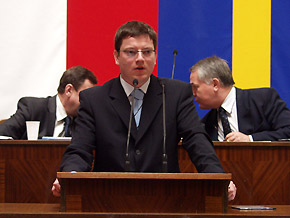  Przemawia Przemysław Koperski - dyrektor Wojewodzkiego Urzędu Pracy w Katowicach 