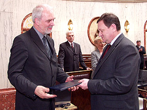  Jan Olbrycht &#8211; były marszałek województwa i radny obecnej kadencji przyjmuje gratulacje od marszałka Michała Czarskiego 