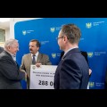  Wręczenie czeków dot. dofinansowania dróg dojazdowych do gruntów rolnych. fot. Tomasz Żak / UMWS 