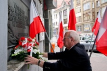  Kwiaty składa Mieczysłąw Wilczyński - prezes Śląskiego Zarządu Wojewódzkiego Związku Kombatantów RO i byłych Więźniów Politycznych 