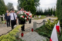  Grób 37 Polaków zamordowanych w 1939 roku w lesie w Zarzeczu na cmentarzu parafialnym w Podlesiu 