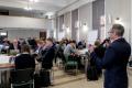 Uczestniczy podczas warsztatów 