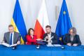 Osoby podpisują porozumienie 