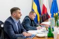 Uczestnicy spotkania siedzą przy wspólnym stole. 