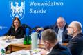 Uczestnicy spotkania siedzą przy wspólnym stole. 