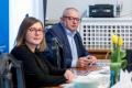 Uczestnicy spotkania siedzą przy wspólnym stole. 
