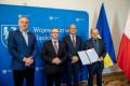 Beneficjenci odbierają listy gratulacyjne. 