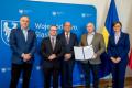 Beneficjenci odbierają listy gratulacyjne. 