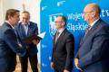 Beneficjenci odbierają listy gratulacyjne. 