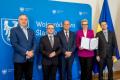 Beneficjenci odbierają listy gratulacyjne. 