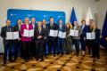 Beneficjenci odbierają listy gratulacyjne. 
