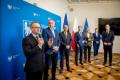 Beneficjenci odbierają listy gratulacyjne. 
