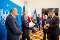 Beneficjenci odbierają listy gratulacyjne. 