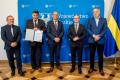 Beneficjenci odbierają listy gratulacyjne. 