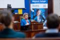 Uczestnicy konferencji siedzą w Sali Sejmu Śląskiego. 