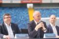 Konferencja prasowa na terenie stadionu. 