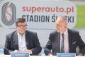 Konferencja prasowa na terenie stadionu. 