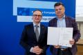 Uroczystość wręczenia listów gratulacyjnych. 