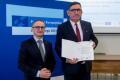 Uroczystość wręczenia listów gratulacyjnych. 