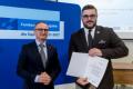 Uroczystość wręczenia listów gratulacyjnych. 