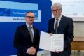 Uroczystość wręczenia listów gratulacyjnych. 