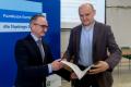 Uroczystość wręczenia listów gratulacyjnych. 