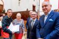 Przedstawiciele ROD odbieraja umoway podczas gali w Sali Sejmu Śląskiego. 