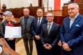 Przedstawiciele ROD odbieraja umoway podczas gali w Sali Sejmu Śląskiego. 